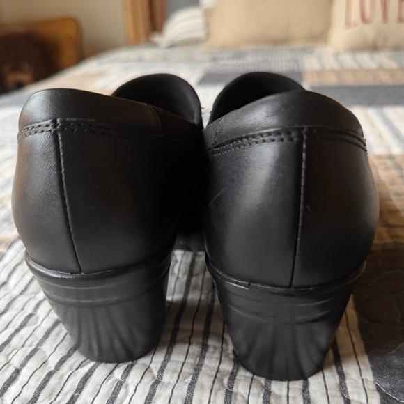 Clarks Black Heeled Leather Slip On Clogs, Size 7, EUC - Picture 3 of 7
